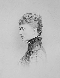 Hélène de Pérusse des Cars, en 1881.