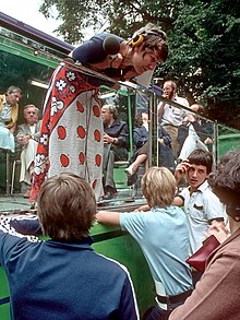 Hallo U-Wagen with Carmen Thomas in 1982 Hallo-UE-Wagen-f065-b14-fotodrachen.de (cropped).jpg