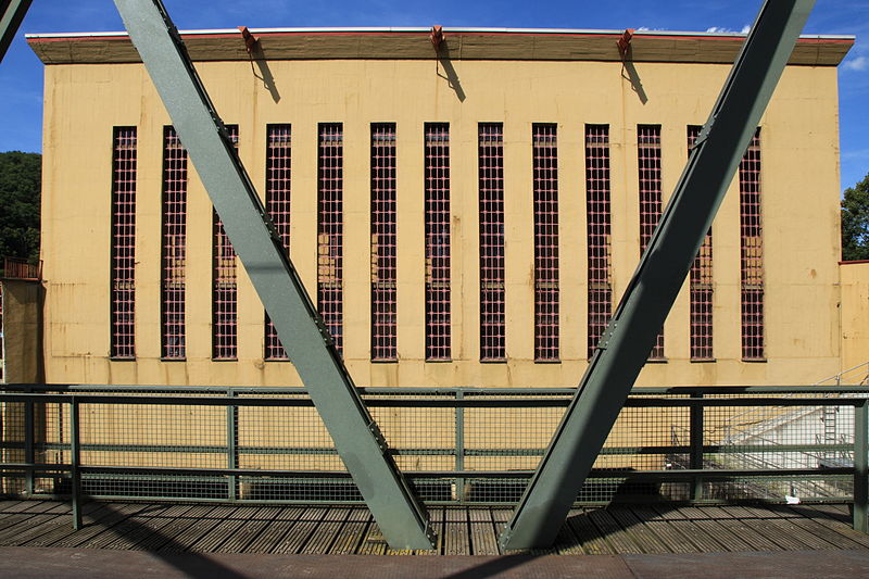 File:Herdecke-Hagen - Hengsteysee - Stauanlage - Laufwasserkraftwerk (Eisenbahnbrücke) 02 ies.jpg