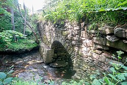 Каменный арочный мост на Херви-роуд 8-13-2016.jpg