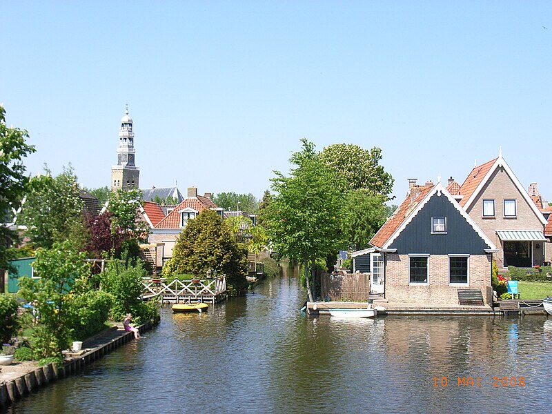 File:Hindeloopen gracht.JPG