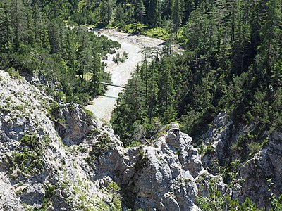 Isar von der Gleirschhöhe mit Steg in Richtung Gleirschklamm (Gleirchbach-Seitental)