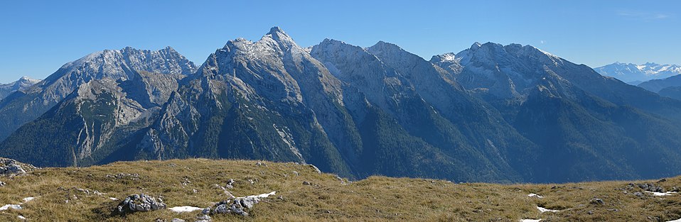 Ansicht von Nordwesten: Blick von der Reiter Alm auf das Hochkaltergebirge, links im Bild außerdem Kahlersberg und Watzmann sowie ganz rechts die Glocknergruppe