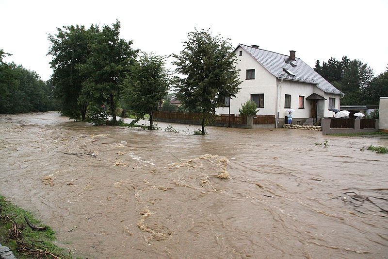 File:Hochwasser führende Pitten in Pitten.jpg