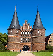 Holstentor in Lubeck Holstentor in Lubeck Frontseite - Zuschnitt.jpg