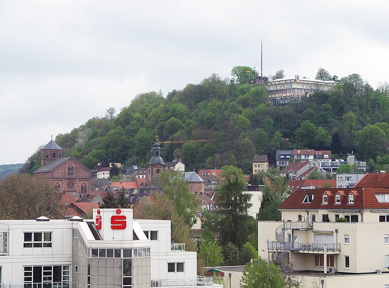 File:Homburg Blick vom Rathaus auf den Schlossberg 2012-05-03.jpg