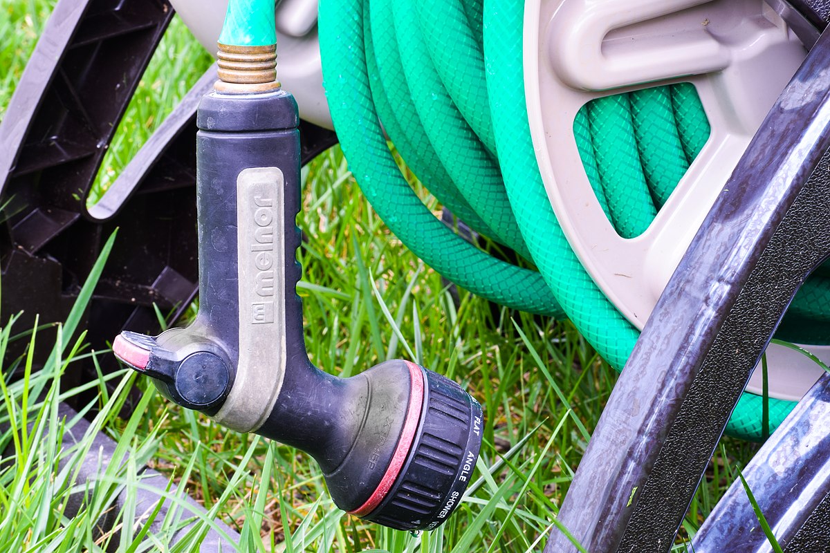 File:Hose reel with hanging water nozzle.jpg - Wikimedia Commons