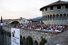 Il pubblico del Festival della mente negli spalti della fortezza Firmafede