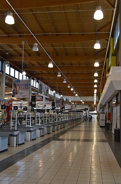 File:Interior d'un supermercat a Cullera.jpg