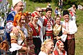 Menschen in traditioneller Kleidung an einem Volksfest