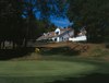 De golfbaan en het clubhuis in James Baird State Park.