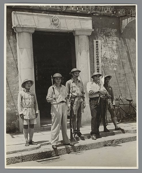 File:Joris Ivens, John Fernhout en Robert Capa met wapens poserend tussen twee Chinese militairen tijdens de Chinees-Japanse oorlog, RP-F-2012-140.jpg