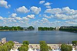 Sjön Binnenalster med fontän