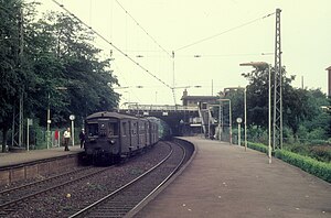 1975年8月時的本站。圖中列車為當時使用第一代哥本哈根市郊鐵路列車（現已退役）的哥本哈根市郊鐵路F線列車。