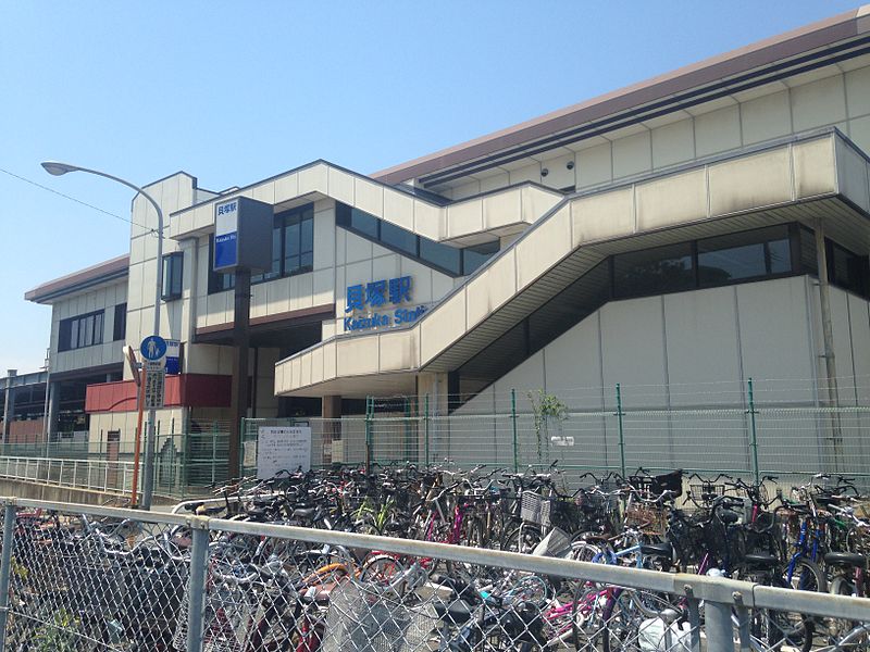 File:Kaizuka Station 20150526.JPG