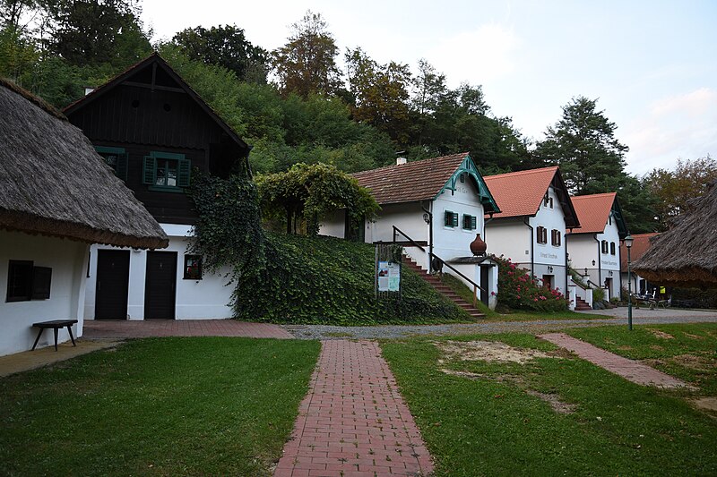 File:Kellergasse Moschendorf Winemuseum.jpg