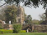 नन्दी मंदिर और विश्वनाम मंदिर के बीच का मंदिर