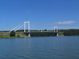 Rävsundsbron är en hängbro som går över sundet.