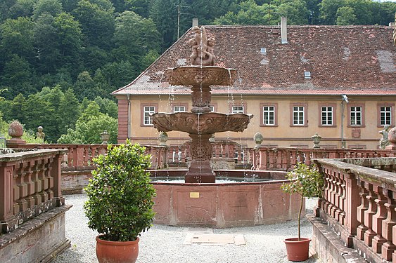 Deutsch: Brunnen im Abteigarten English: Fountain in the abbey garden
