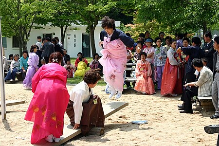 Fail:Korea-Andong-Dano_Festival-Seesawing-01.jpg