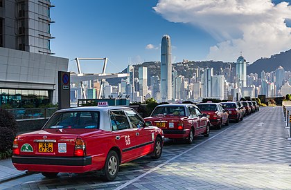 Fila de táxis no International Commerce Centre, Kowloon, Hong Kong. (definição 1 280 × 838)