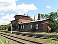 Bahnhof mit Empfangsgebäude und Stellwerkhaus (Stellwerkswiese 4)