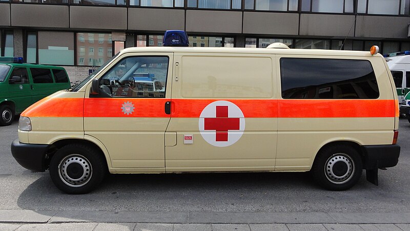 File:Krankentransportwagen der deutschen Bundespolizei (Volkswagen T4), seitlich links.jpg