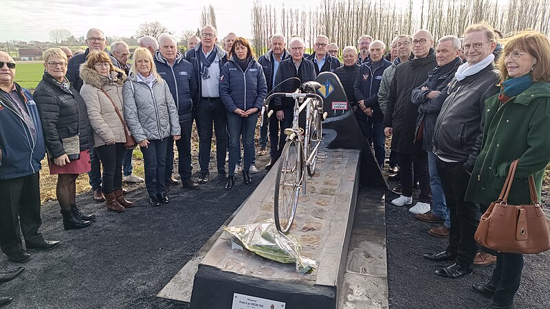 File:La stèle du secteur pavé Jean-Luc Derche entre Quérénaing et Verchain-Maugré.jpg