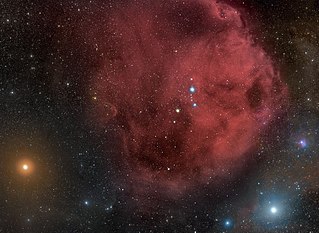 Bellatrix ist der helle blaue Stern rechts unten. Der rote Stern links unten ist Beteigeuze und der etwas weniger helle blaue Stern in der Mitte des großen Emissionsnebels ist Meissa (λ Orionis).