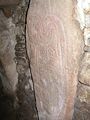 De dolmen des Pierres Plates met stopstenen en petroglieven, Morbihan