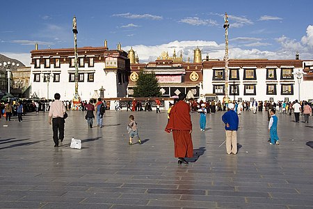 Tập_tin:Lhasa_(Barkhor_square).jpg