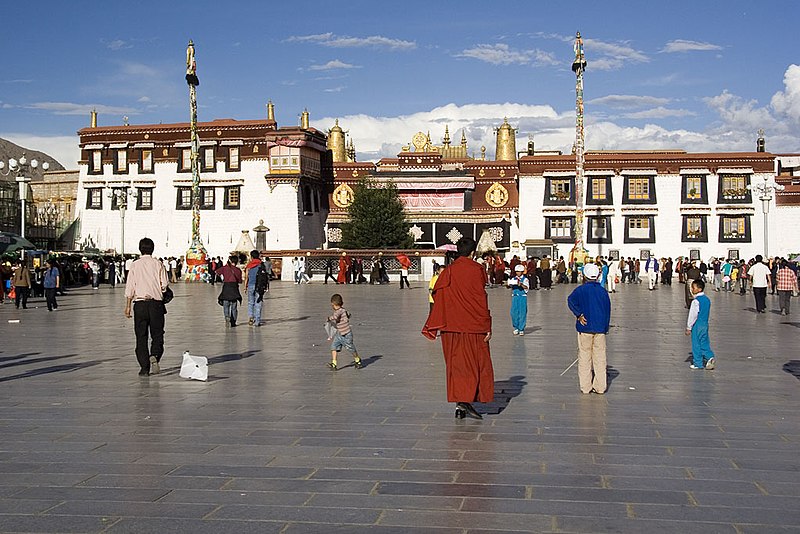 File:Lhasa (Barkhor square).jpg