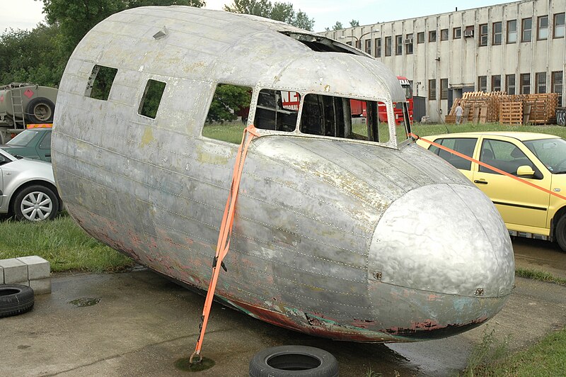 File:Li-2 Cockpit Dismantled.jpg