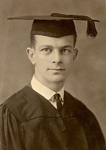 LinusPaulingGraduation1922.jpg