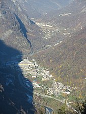 Livet-et-Gavet. De bas en haut : villages de Gavet, Salignière, Rioupéroux et Les Clots (en hauteur).