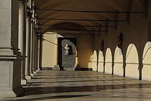 Loggia di San Giovanni (unter dem Torre dell’Orologio) mit der Büste von Giovanni Battista Cella.