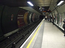 London Bridge tube stn northbound Northern look south