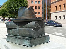 Escultura dedicada a Emilio Alarcos en Oviedo