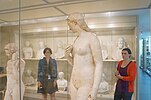 A statue admiring two Wikipedia editors at the Luce Center during a GLAM event.