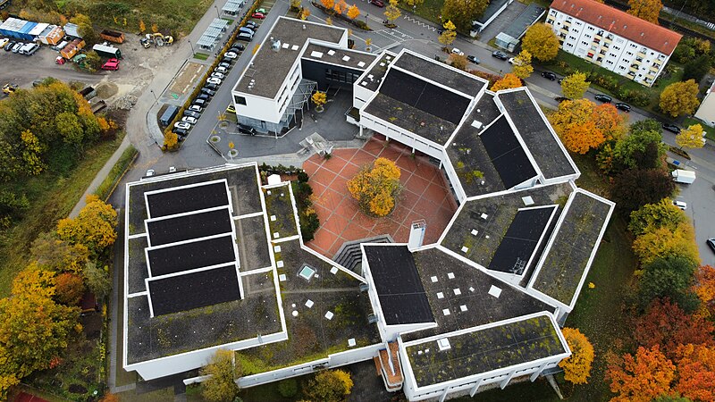 File:Luftaufnahme des Otfried-Preußler-Gymnasiums.jpg