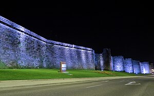 Lugo, muralla romana, Ronda de la Muralla, vista nocturna.jpg