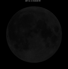 Während eines Mondmonats ist mehr als die Hälfte der Mondoberfläche von der Erdoberfläche aus zu sehen.
