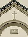 Krzyż i rok budowy na kaplicy w Tyrze
