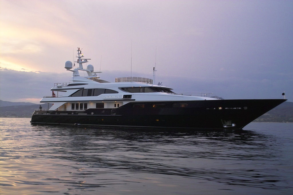 File:Luxury yacht in the Gulf of Saint-Tropez, 2006.jpg - Wikimedia Commons