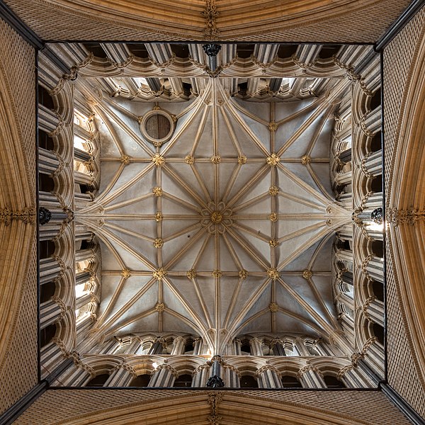 File:MK17998 Lincoln Cathedral.jpg