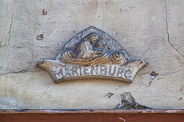 Christliches Emblem am Eingang zur Schreinerei erinnert an die Handwerker-Brüder