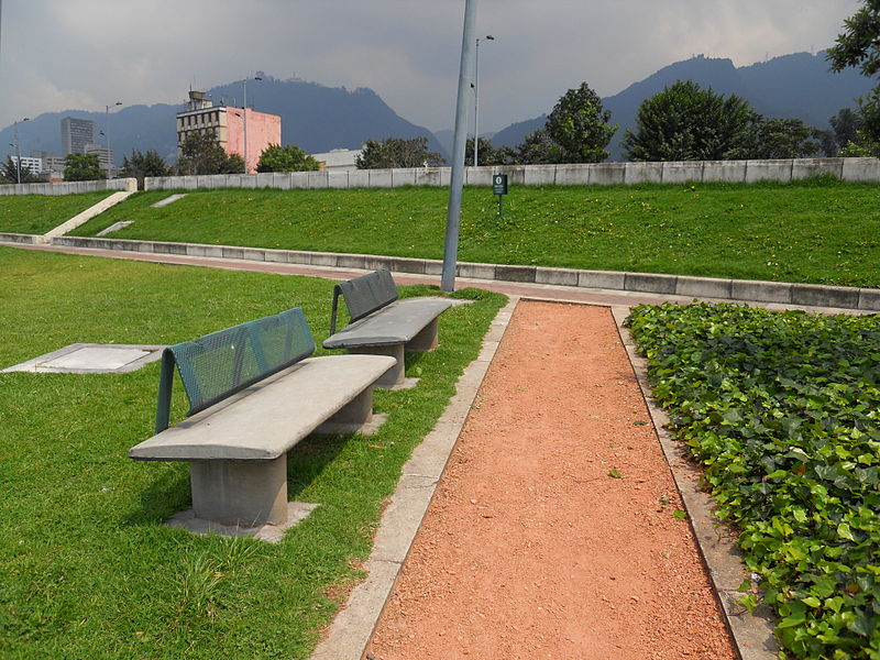 File:Mobiliario parque 3 milenio.JPG