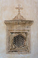 19 cerchi: una finestra nell'abside meridionale della chiesa del monastero di Preveli (Moni Preveli), Creta.