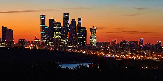 Widok Moskwy z Wzgórz Wróbli wieczorem