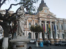 Musa de la Pintura, una de las estatuas que adorna la Plaza Murillo.